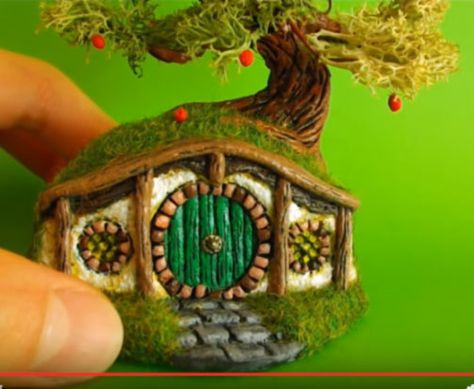 Really lovely miniature to try Needle Felted Hobbit House, Miniature Hobbit House, Ceramic Hobbit House, Clay Hobbit House, Ostara Crafts, Casa Hobbit, Hobbit Art, Clay Fairy House, Polymer Clay Fairy