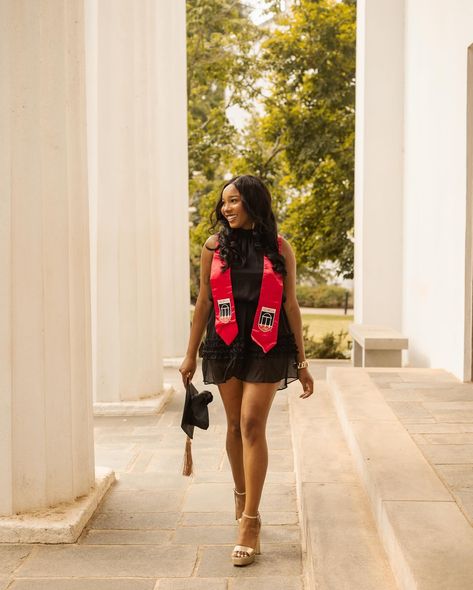 pc: https://www.instagram.com/maggsleephoto?igsh=YjJ6dDZkdWE4MGg5  dear @universityofgeorgia, the time has come for us to part ways, and to say i’m heartbroken is an understatement. thank you for all of the love and lessons that these four years have afforded me. and always, go dawgs! 🐾🤍 Uga Grad Pics, Uga Grad Photos, Uga Graduation Pictures, Uga Graduation, Graduation Picture Ideas, College Grad Pictures, Grad Session, Grad Shoot, Grad Pictures