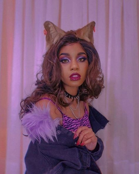 Halloween Costumes For Poc, Monster High Cosplay Clawdeen, Clawdeen Halloween Costume, Clawdeen Makeup, Clawdeen Wolf Makeup, Clawdeen Cosplay, Clawdeen Wolf Outfit, Clawdeen Wolf Costume, Draculaura Costume