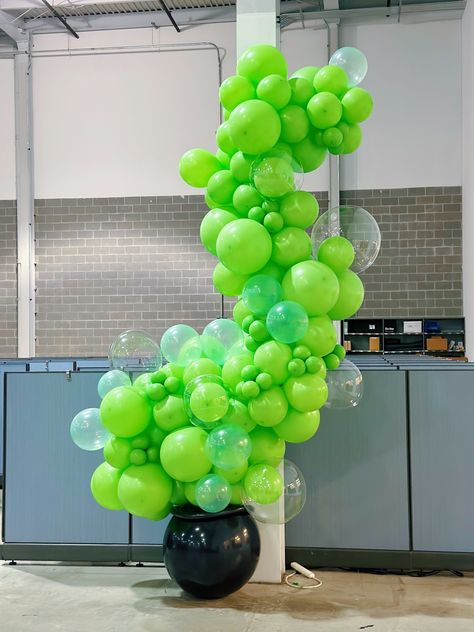 Wicked Party Decorations, Green Balloon Decoration, Halloween Arch, Wicked Party, Green Balloon Garland, Monster Balloons, Aesthetic Horror, Arch Art, Witch Party