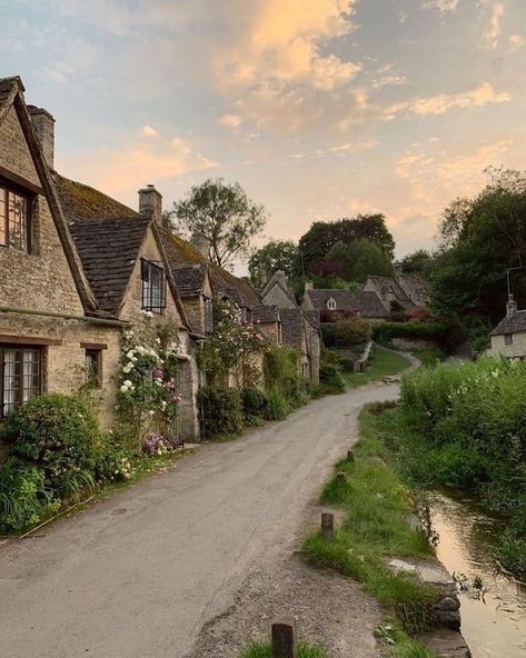 Aesthetic England Pictures, Country Core, Scottish Cottages, England Countryside, Aesthetic Cottage, Scottish Countryside, British Country, Cottage Aesthetic, Escape Plan