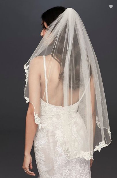 11 Types of Veils Every Bride Should Know - A Southern Wedding  #veils #weddingveil #weddingaccessories #veil Shoulder Length Veil, Short Veils Bridal, Elbow Length Veil, Lace Cathedral Veil, Taylor Wedding, Wedding Veils Short, Bride Hair Pins, Fingertip Veil, Veil Styles