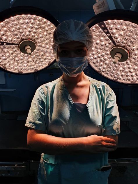 Surgeon Photoshoot, Medical Internship, Women In Medicine, Brain Surgeon, Medical Photography, Aesthetic Doctor, Medical School Life, Medical Pictures, Surgical Technologist