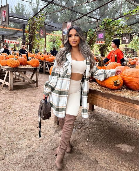 Pumpkin Patch Outfit Buchifresa, Halloween Pumpkin Patch Outfit, Punkin Patch Outfit Ideas For Women, Pumpkin Patch Outfit Ideas Women, Pumpkin Patch Ootd, Fall Outfit Ideas Photoshoot, Pumpkin Patch Pregnant Outfit, Baddie Pumpkin Patch Outfit, Pumpkin Patch Aesthetic Outfits