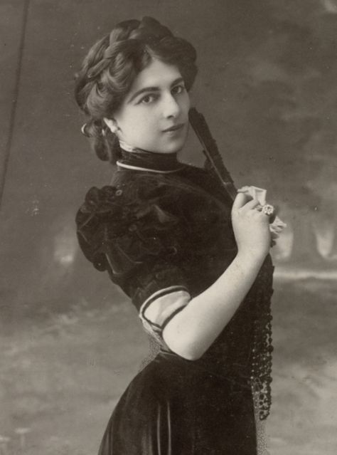 Mata Hari Photographs, Exotic Paintings, Firing Squad, Edwardian England, Mata Hari, 20th Century Fashion, Unique Faces, Belly Dance Costumes, Stage Name