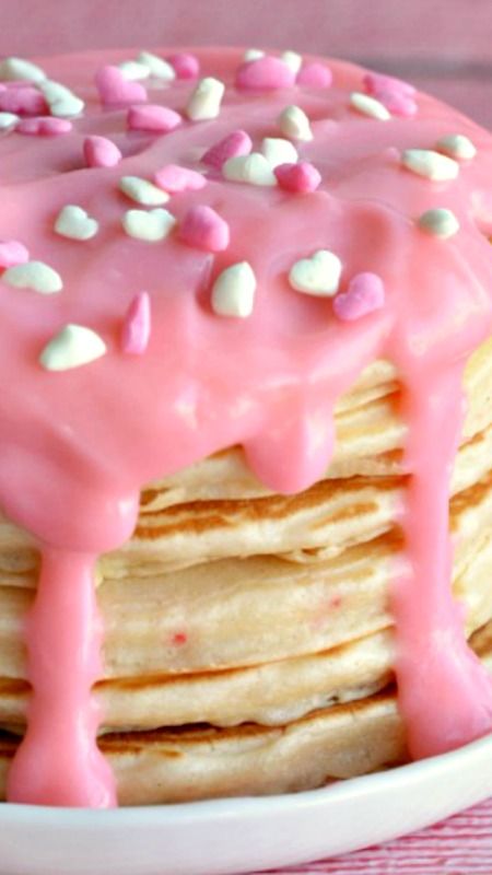 Valentine's Day Cherry Chip Pancakes with Cheesecake Sauce Recipe ~ oh-so-pretty pink pancakes made with a cherry chip cake mix batter and a sweet pink cheesecake pudding topping. Pink Pancake, Stack Of Pancakes, Pastel Cupcakes, Pink Icing, Pancake Day, Pink Foods, Valentine's Day Recipes, Pancakes And Waffles, Cute Desserts