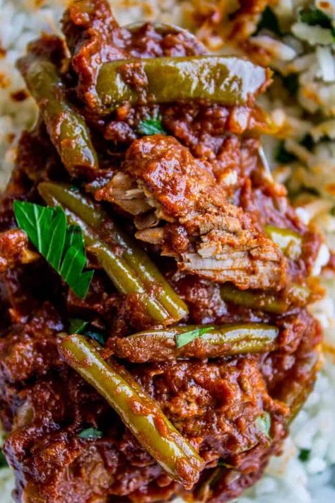 Braised Beef and Green Bean Stew (Lebanese Lubee) Middle Eastern Beef Stew, Persian Beef Stew, Beef And Green Beans, Green Bean Stew, Arabisk Mad, Afghan Food Recipes, The Food Charlatan, Middle East Recipes, Savory Foods