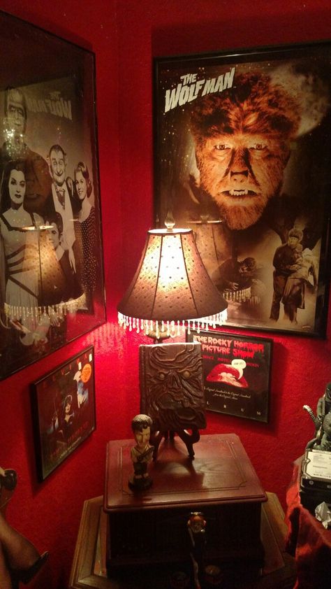 Vintage Horror Bedroom, Horror Theme Living Room, Punk Living Room, Horror Movie Inspired Room, Scary Movie Theme Room, Horror Interior, Horror Room Aesthetic, 90s Horror Aesthetic Room, Horror Library