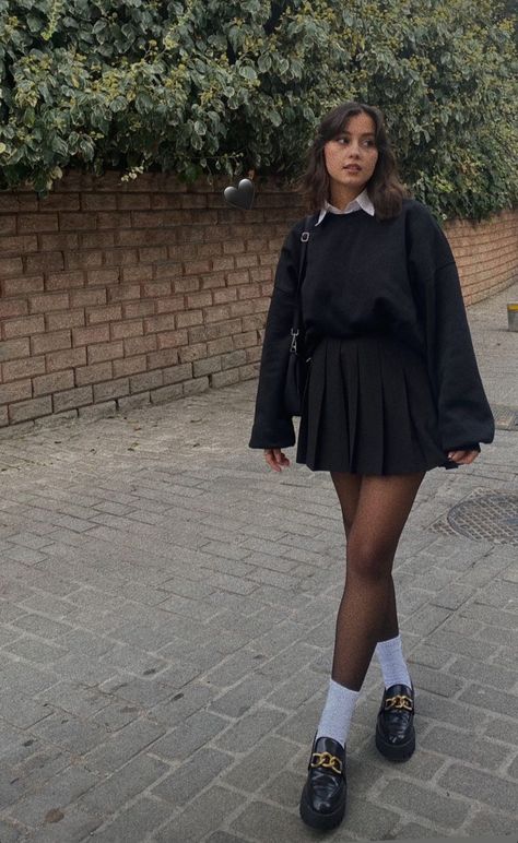 Look 80s, Winter Fashion Outfits Casual, Cold Outfits, White Socks, School Looks, Mode Inspo, Grunge Style, Outfit Inspo Fall, Casual Style Outfits