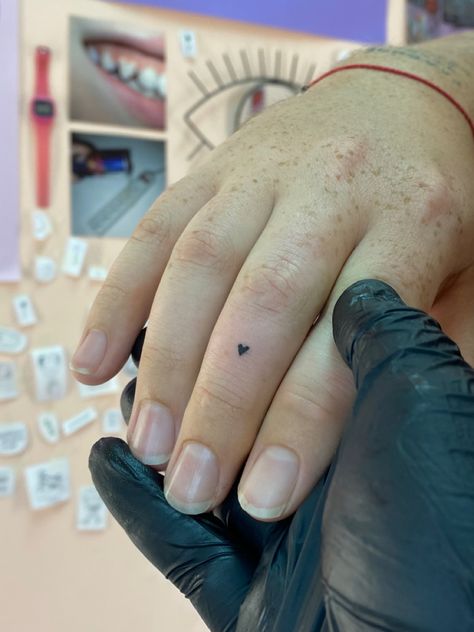 little heart on a finger tattoo 🖤 tiny tattoos ideas Pinkie Finger Tattoo, Heart Pinky Tattoo, A Finger Tattoo, Heart Finger Tattoo, Tiny Tattoos Ideas, Pinky Tattoo, Heart Tattoo On Finger, Tattoo Tiny, Finger Tattoo