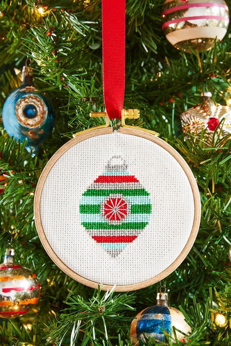 Country Living's Free Cross Stitch Patternscountryliving Easy To Make Christmas Ornaments, Homemade Christmas Ornaments Diy, Christmas Crafts To Sell, Christmas Wreaths Diy Easy, Diy And Crafts Sewing, Ribbon On Christmas Tree, Navidad Diy, Christmas Ornaments Homemade, Christmas Ornament Crafts