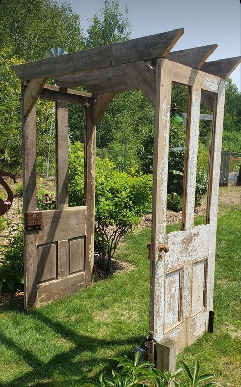 Fence Made From Old Doors, Salvage Garden Ideas, Photography Garden Ideas, Old Windows Garden Ideas, Using Doors In The Garden, Door Garden Decor, Old Windows In Garden Ideas, Mirrors Outside Gardens, Brick In Garden Ideas