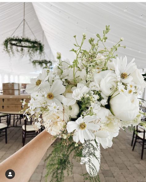 Off White Bridesmaid Bouquet, Garden Bouquet Wedding, White Wild Flowers Wedding, White Wild Flower Bouquet, White Garden Bouquet, January Wedding Flowers, Whimsical Wedding Flowers, Creative Floral Arrangements, Moon Flowers