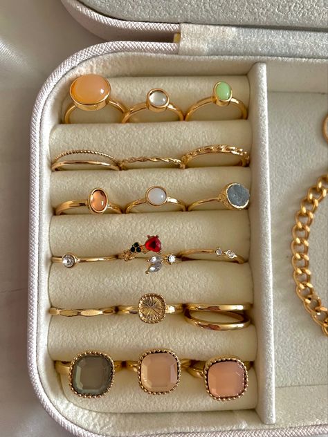 Pretty Jewelry Necklaces, Jewelry Organizer Storage, Fancy Jewellery Designs, Luxe Jewelry, Gold Rings Fashion, Rings Jewelry Fashion, Girly Accessories, Jewelry Fashion Trends, Classy Jewelry