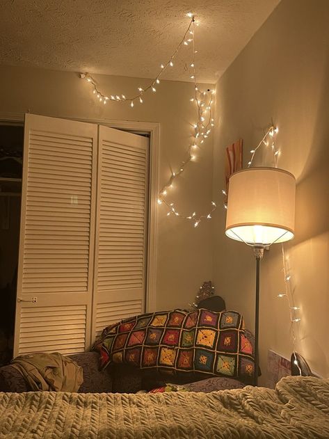 String lights, big comfy chair, vintage Afghan quilt, lamp with yellow light. Room String Lights, Corner Nook, Clip String Lights, Fairy Room, Thrifted Decor, Star String Lights, Bedroom Corner, Room Corner, Bedroom Ceiling