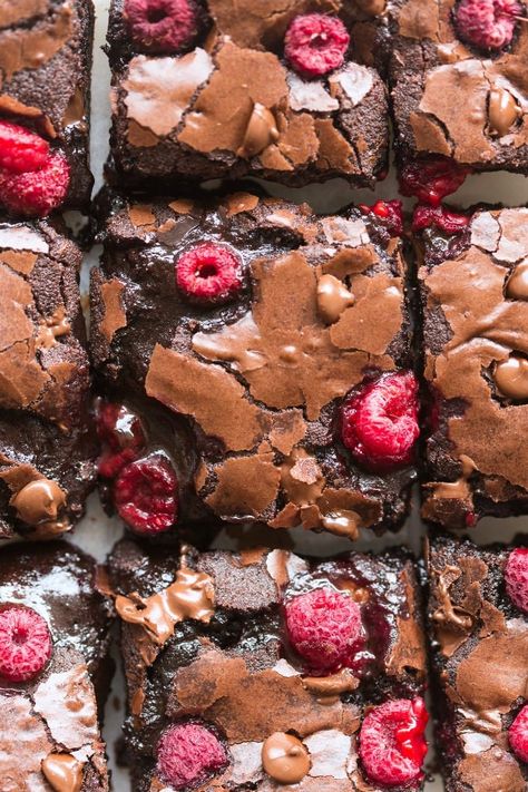 Gooey fudgy Chocolate Brownies with Raspberries! Made without eggs and without sugar, it's a healthy dessert recipe that is keto, vegan, paleo and gluten free! Brownie With Raspberry, Raspberry Brownie, Chocolate Cheesecake Brownies, Chocolate Raspberry Brownies, Raspberry Brownies, Baking Treats, Raspberry Desserts, Ketogenic Desserts, Vegan Brownies