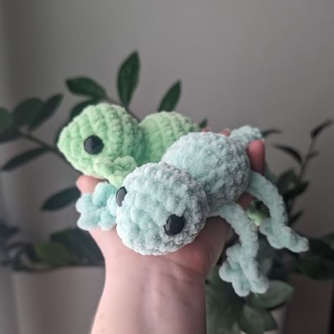 Leggy Lizard Crochet Plushie | Green Gecko Plushie | Crochet Lizard Crochet toys ideas #crochettoysideas #crochet #crochettoy #crochetpattern #crochetpatterns 2.113 Crochet Green Animal, Green Crochet Animals, Crochet With Green Yarn, Green Crochet Ideas, Green Crochet Projects, Crochet Gecko, Crochet Lizard, Plushie Crochet, Crochet Green