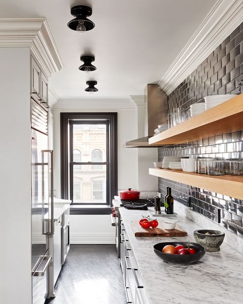 Small Nyc Apartment Kitchen, Nyc Kitchen Apartment, Nyc Apartment Kitchen, Apartment Manhattan, Apt Kitchen, Waterworks Kitchen, Simple Apartment, Spanish Home Interior, White With Black Accents