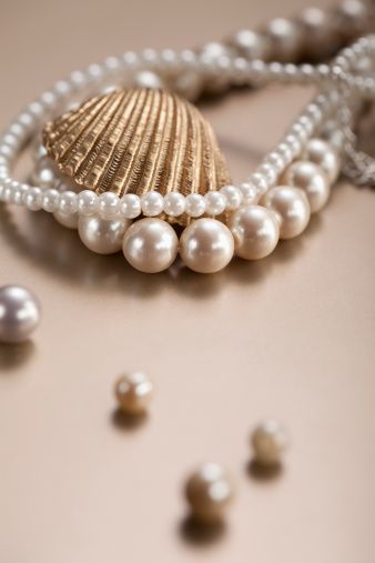 Pearl necklace and pearl, close up Pearls Aesthetic Photography, Pearls Aesthetic, Pearl Aesthetic, Pearls Photography, Gold Aesthetic, Classy Aesthetic, Protection Bracelet, Beige Aesthetic, Jewelry Photography