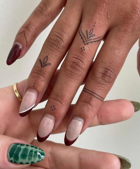 Simple Finger Tattoo, Tatoo Dog, Simple Hand Tattoos, Toe Tattoos, Small Finger Tattoos, Tato Henna, Finger Tattoo For Women, Cute Hand Tattoos, Hand And Finger Tattoos