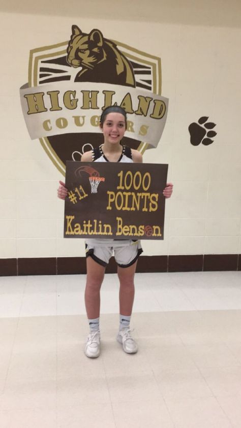 1000 basketball points sign #basketball #basketball #signs 1000 Points Basketball Signs, 1000 Points Basketball Ideas Poster, 1000 Points Basketball Ideas, 1000 Points Basketball, Basketball Celebration, Basketball Locker Decorations, Spirit Posters, School Spirit Posters, Basketball Shoes Kyrie