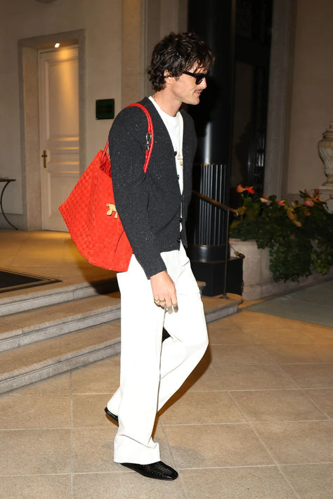 Minimalstyle Outfit, Tomato Color, Bottega Bag, David Beckham Style, Jacob Elordi, Bottega Veneta Bag, Style Muse, Street Fashion Men Streetwear, Copenhagen Style