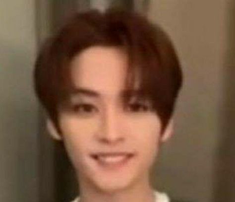 Lee Know Memeable Face Skz, Skz Weird Photos, Skz Funny Pic, Lee Know Silly, Lee Know Funny Pics, Stray Kids Reaction Pics, Skz Reaction Pics, Skz Memeable Face, Leeknow Funny