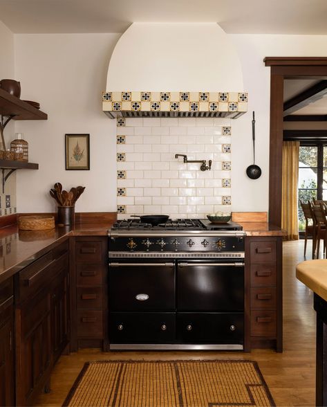 Heidi Caillier, 1920s Craftsman, California Craftsman, Berkeley Hills, 1920s House, Antique Side Table, American Kitchen, Living Room Color Schemes, Room Color Schemes