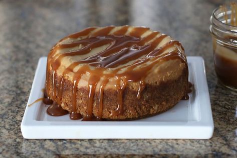 Crockpot Breads, New Orleans Desserts, Pecan Praline Cheesecake, Praline Cheesecake, Chocolate Pudding Cake, Slow Cooker Recipes Dessert, Pecan Praline, Family Desserts, Cheesecake Lovers