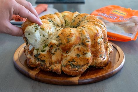 Garlic Parmesan Monkey Bread - Rhodes Bake-N-Serv Rhodes Pull Apart Bread, Garlic Pull Apart Bread Rhodes Rolls, Rhodes Garlic Pull Apart Bread, Rhodes Rolls Recipes, Rhodes Bread Dough, Garlic Monkey Bread, Fancy Bread, Rhodes Recipes, Rhodes Bread