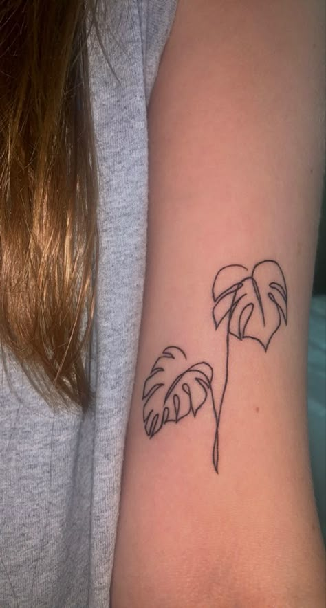 a one line drawing tattoo of a split leaf philodendron, a plant that bears leaves with unique slits and holes naturally occurring in the leaves Mini Monstera Plant Tattoo, Line Work Plant Tattoo, One Line Plant Tattoo, Simple Monstera Tattoo, Line Art Tattoos Simple, Body Line Tattoo, Simple Plant Tattoo, Plant Tattoos For Women, Small Line Art Tattoos