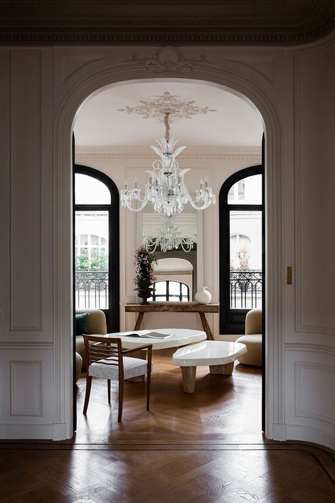 https://decordemon.blogspot.com/2019/11/magnificent-penthouse-with-historical.html Paris Penthouse, Christina Cole, Interior Design Blogs, Modern Penthouse, Interior Design Minimalist, Interior Minimalista, 강아지 그림, Design Salon, Penthouse Apartment