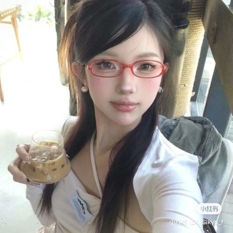 Makeup Look With Glasses, Bayonetta Makeup, Bayonetta Aesthetic, Makeup Looks Soft, Bayonetta Glasses, Draw Reference, Gyaru Makeup, Fashion Diary, Model Reference