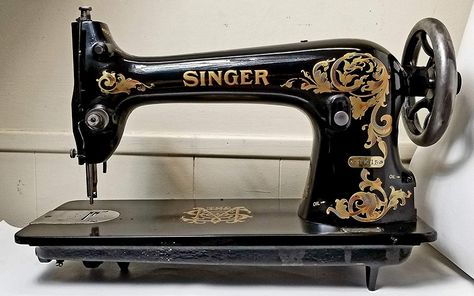 Sewing Machine Decals, Sewing Machine Tattoo, Sawing Machine, Treadle Sewing Machines, Old Sewing Machines, Antique Sewing Machines, Vintage Sewing Machine, Vintage Sewing Machines, Industrial Sewing Machine