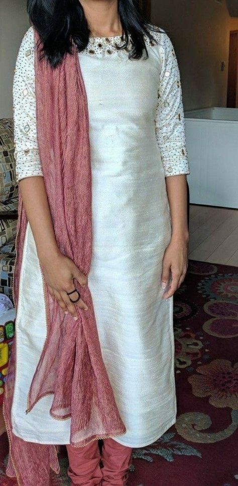 White cute sakwar Churidar Ideas, Salwar Neck Designs, Salwar Pattern, Churidar Designs, Simple Kurta Designs, Salwar Dress, Simple Kurti Designs, Salwar Designs, Kurta Neck Design