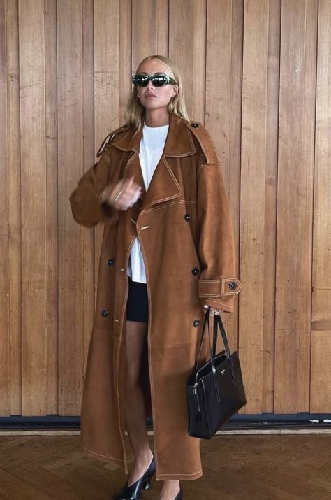 Suede Trench Coat, Look Adidas, Estilo Indie, Skandinavian Fashion, Coat Outfits, Minimal Style, Rainy Day Outfit, Fashion Fall, Outfit Inspo Fall