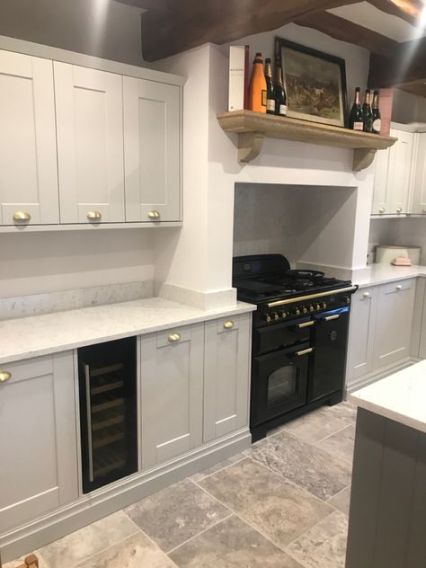 @howdenskitchensandjoinery kitchen in fairford dove and slate grey with @cambriangraniteuk quartz worktops Howden Kitchen Dove Grey, Howdens Dove Grey, Grey Country Kitchen, Dove Grey Kitchen, Kitchen With Quartz, Quartz Worktops, Quartz Kitchen, Kitchen Worktop, Grey Kitchen