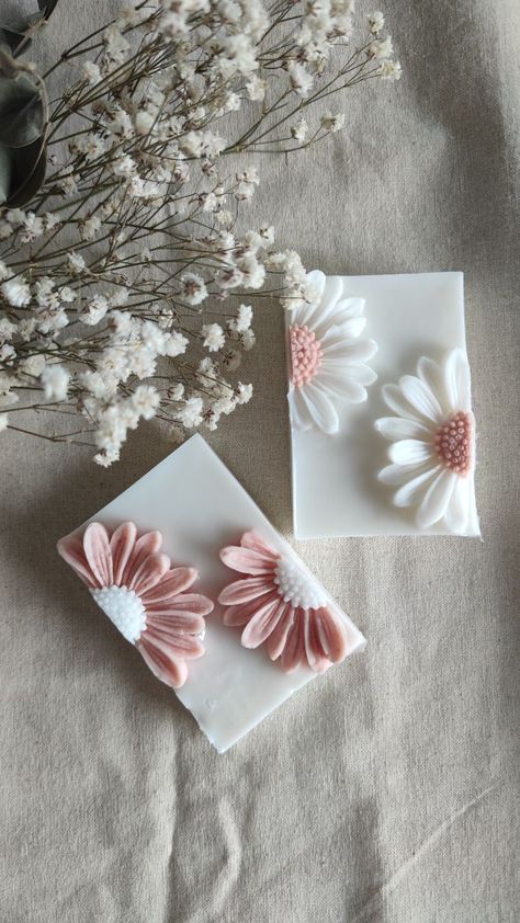 Studio Moyo | Spring Vibes🌸 . . . . #soap #soapbars #soapmaking #soaplove #soapdesign #floralsoap #peonysoap #daisysoap #seife #seifenliebe #handmade | Instagram Aesthetic Soap, Pretty Soap Aesthetic, Holiday Soap Ideas, Pretty Soap Bars, Soap Cupcakes, Dried Flowers Soap, Jabon Artesanal Ideas, Lux Candles, Soap Bar Flower