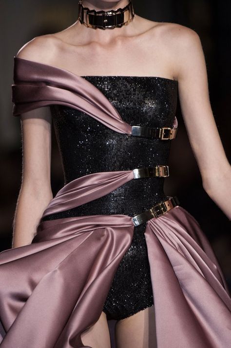 Versace Corset, Versace Haute Couture, Versace Couture, Atelier Versace, Couture Details, Couture Week, Fall Fashion Outfits, Fantasy Fashion, Stage Outfits