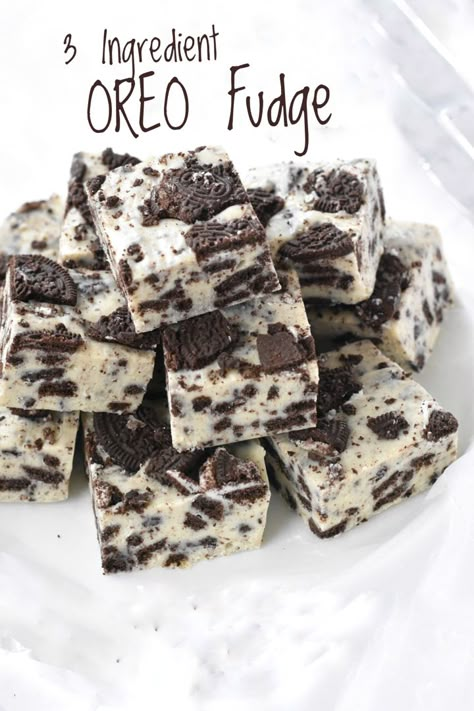 Easy and delicious cookies and cream flavoured fudge with just 3 ingredients! Fudge Flavour Ideas, Cookies And Cream Fudge 3 Ingredient, Cookies N Cream Fudge, Oreo Fudge Brownies, 3 Ingredient Oreo Fudge, Easy Squares Recipe 3 Ingredients, Easy Chocolate Recipes 3 Ingredients, Oreo Fudge Recipe Condensed Milk, Easy Pastry Recipes 3 Ingredients