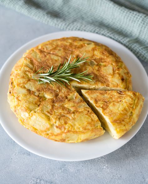 Spanish Omelette - Tortilla de Patata - Six Hungry Feet Baked Spanish Tortilla, Potato Omelette Spanish, Omelette Tortilla, Pescatarian Food, Baking Savory, Spanish Tortilla Recipe, Spanish Tortilla, Spanish Foods, Spanish Omelette