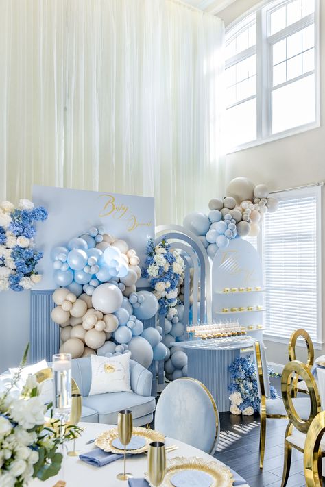 Make your next baby shower extra special with dreamy blue and gold decor! From the designs of your tablecloths to the decorations in between, an event planner can help you create a cohesive, memorable look that will be sure to wow your guests. Get started today and start planning for an unforgettable baby shower! Blue And Gold Baby Shower Ideas, Blue Gold Decor, Blue And Gold Decor, Blue Tablescapes, Royal Baby Shower Boy, Blue Baby Shower Decorations, Luxury Baby Shower, Newborn Ideas, Outside Baby Showers