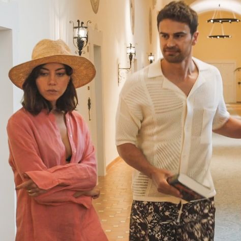 Theo James White Lotus Outfits, Aubrey Plaza The White Lotus, Aubrey Plaza White Lotus Outfits, White Lotus Style, Theo James White Lotus, Harper White Lotus, Harper White Lotus Outfits, White Lotus Aesthetic, Aubrey Plaza White Lotus