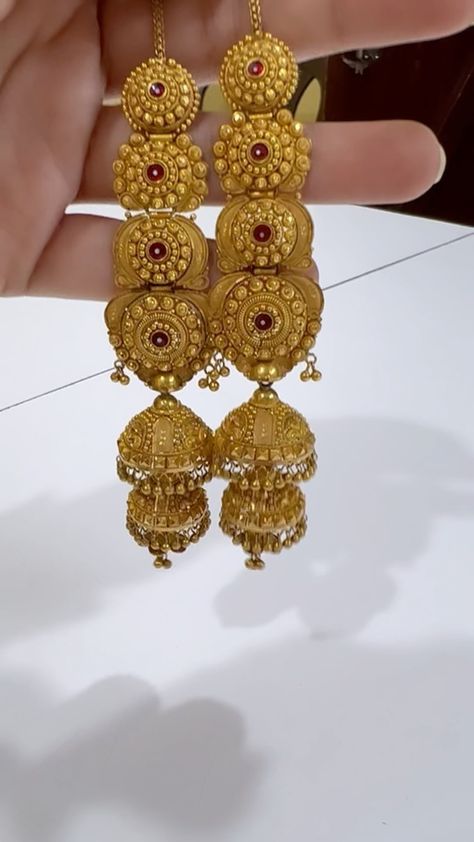 Temple Earrings Gold Jewelry, Gold Jhumka Earrings Indian Bridal, Gold Earing Design New Bridal, Gold Jhumka Designs Indian Weddings, Jumki Design Gold, Gold Jhumki Indian Jewelry, Gold Jhumka Earrings Bridal, Jhumki Designs Gold, Jhumka Designs Gold