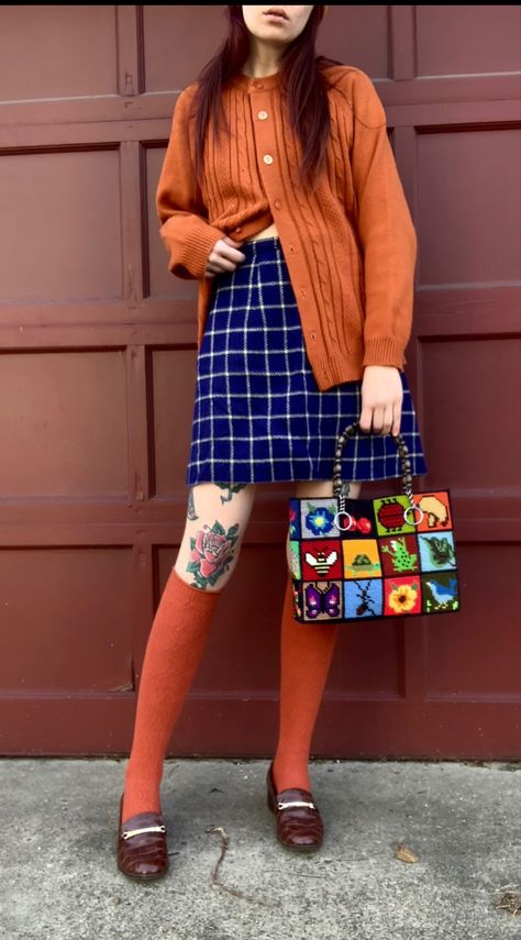 Orange cardigan and knee socks. Blue and white plaid mini skirt. Brown loafers. Patchwork needlepoint purse. 60s Outfit, Socks And Loafers, Trendy Outfit Ideas, Fall Outfit Ideas, Trendy Fall Outfits, Trendy Outfit, Cool Fits, Trendy Fall, Vintage Lover