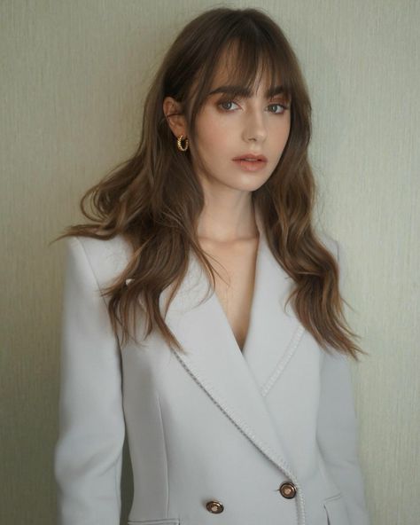 Long Lob With Bangs, French Fringe Bangs, ليلي كولينز, French Haircut, Lily Collins Hair, Bangs Ideas, Lily Collins Style, Wig Ideas, Fringe Hairstyles