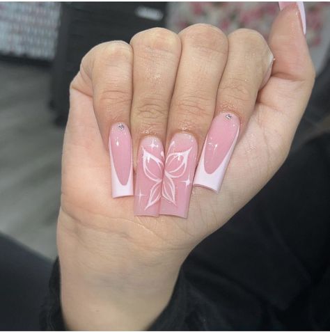 Acrylic Nails Inspiration Butterfly, Buterfluffy Nails Design, Baby Bomernails, Pink Acrylic Nails Butterfly, Butterfly Nail Designs Acrylic, Pink Nails With Butterflies, Nail Designs Butterflies, Butterfly Pink Nails, Butterfly Nails White