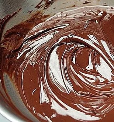 How To Make a No-Melt Chocolate Coating Chocolate For Dipping, Melt Chocolate For Dipping, Chocolate Dipping Sauce, Tin Recipes, Dipped Cookies, Cake Pop Recipe, Christmas Candy Recipes, Chocolate Lollipops, Forest Cake