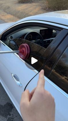 Locked Keys In Car, Locked Keys In Car Hack, Car Organisation, Car Life Hacks, Car Care Tips, Car Life, Car Tips, Opening Car, Car Fix