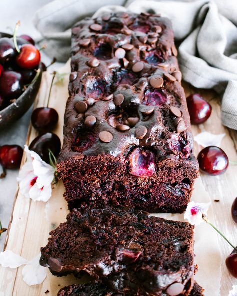 Vegan Chocolate Cherry Banana Bread - The Delicious plate Banana Bread With Cherries, Chocolate Cherry Banana Bread, Vegan Chocolate Cherry Cake, Vegan Cherry Recipes, Vegan Cherry Desserts, Cherry Recipes Vegan, Vegan Fruit Dessert, Chocolate Cherry Loaf, Chocolate Cherry Bread